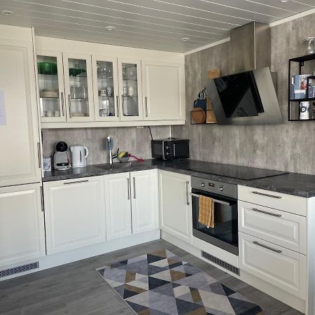 Luxurious Cabin By The Waterfront Лекнес Экстерьер фото