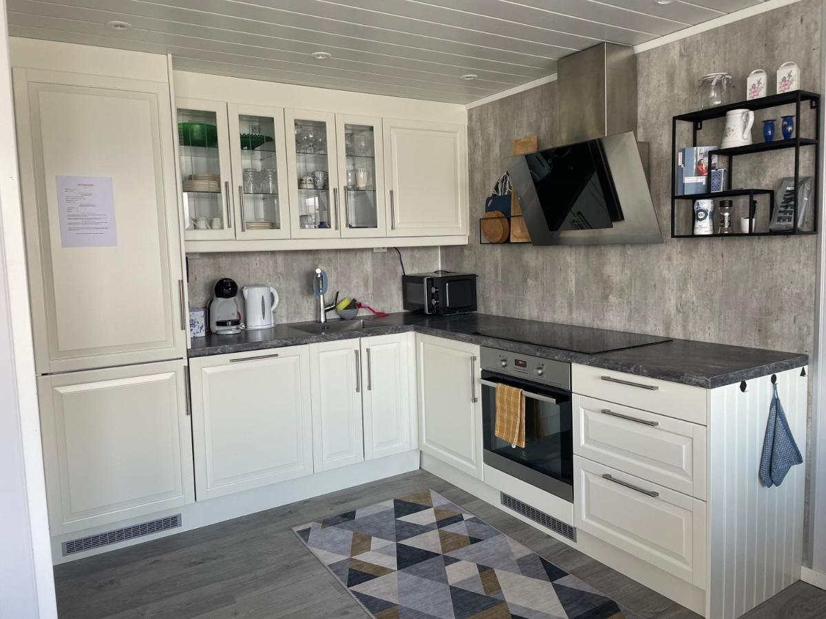 Luxurious Cabin By The Waterfront Лекнес Экстерьер фото