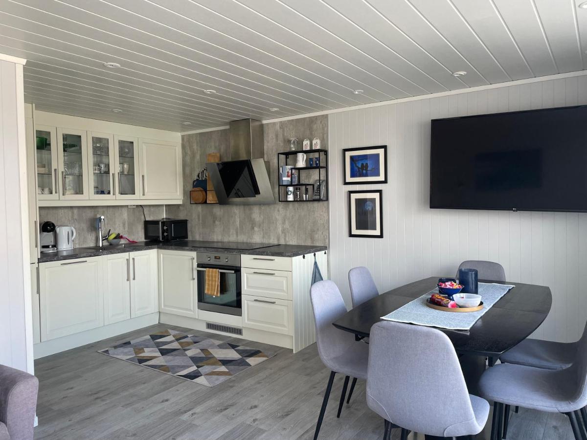 Luxurious Cabin By The Waterfront Лекнес Экстерьер фото